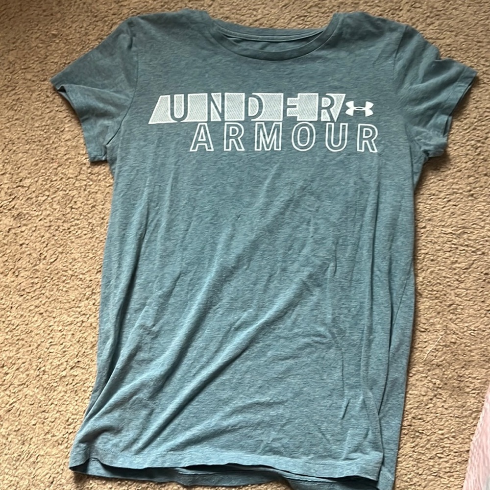 Small Women’s Under Armour T-shirt